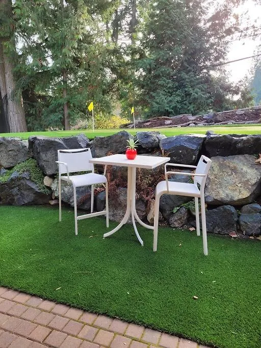 Mountain Retreat Apartment North Saanich
