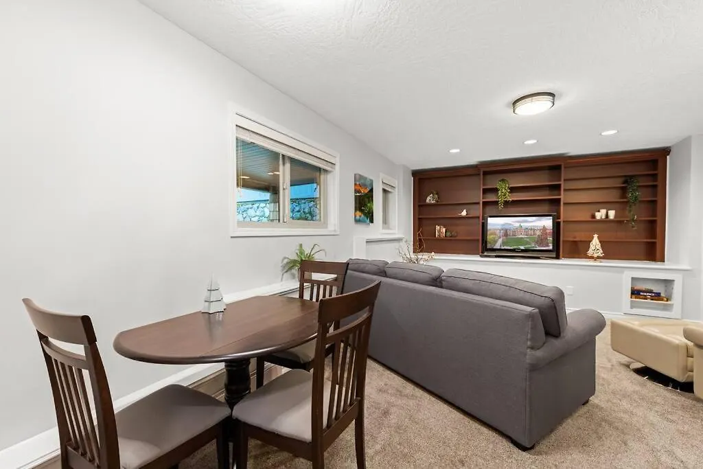 Mountain Retreat Apartment North Saanich