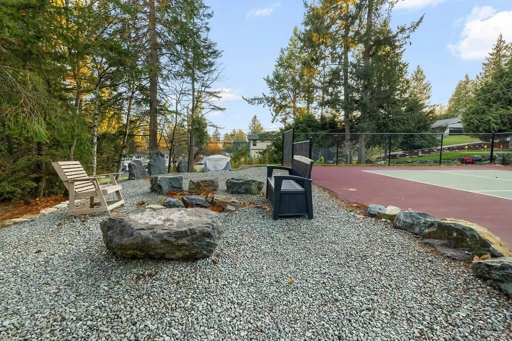 Mountain Retreat Apartment North Saanich